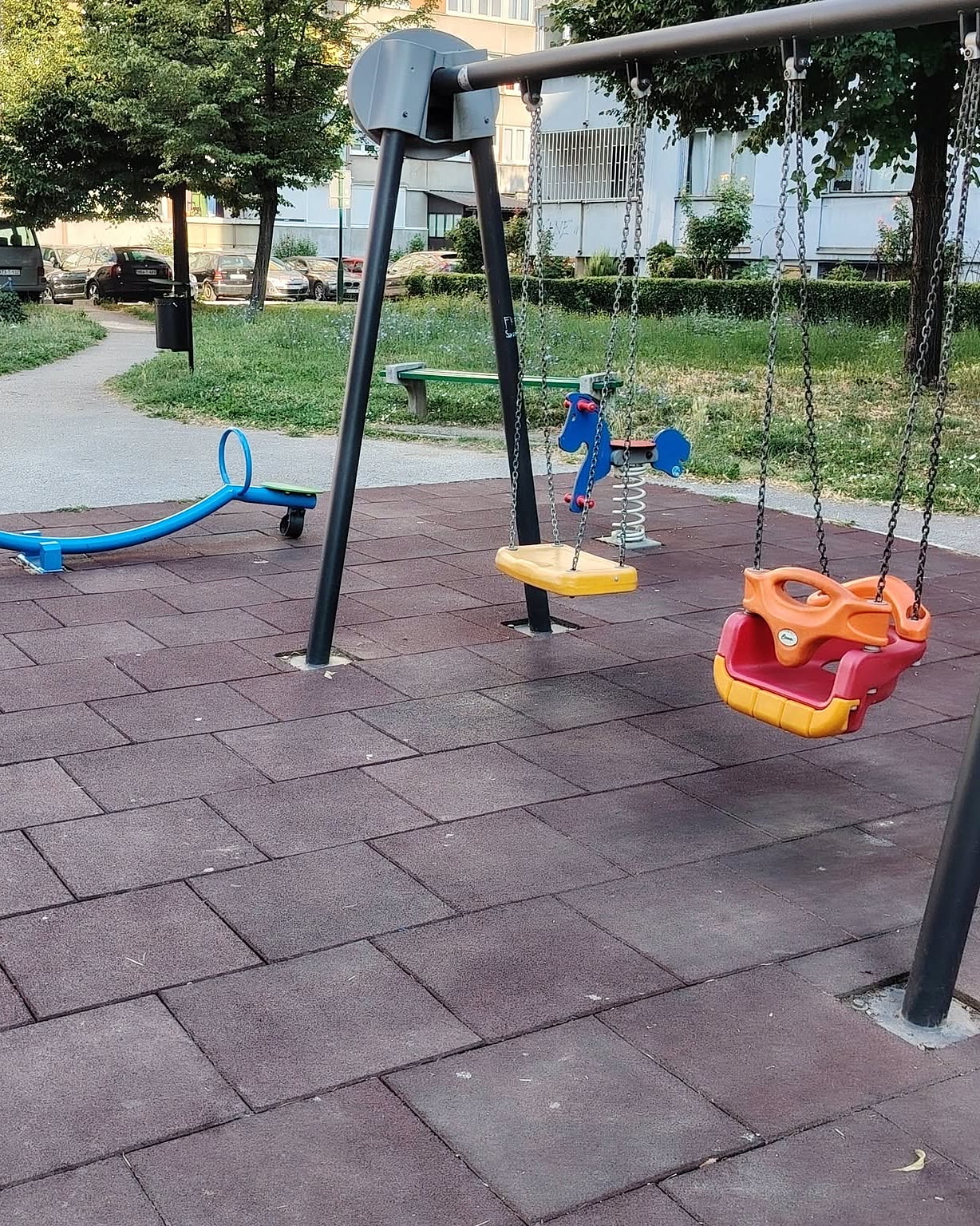 Uredno dječije igralište u sarajevskom naselju